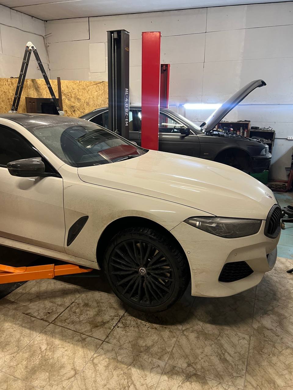 Автомобиль BMW в рабочей зоне